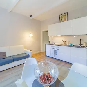 https://armadillo-house-elegante-casa-vacanza-a-parma.emilia-romagnahotels.net